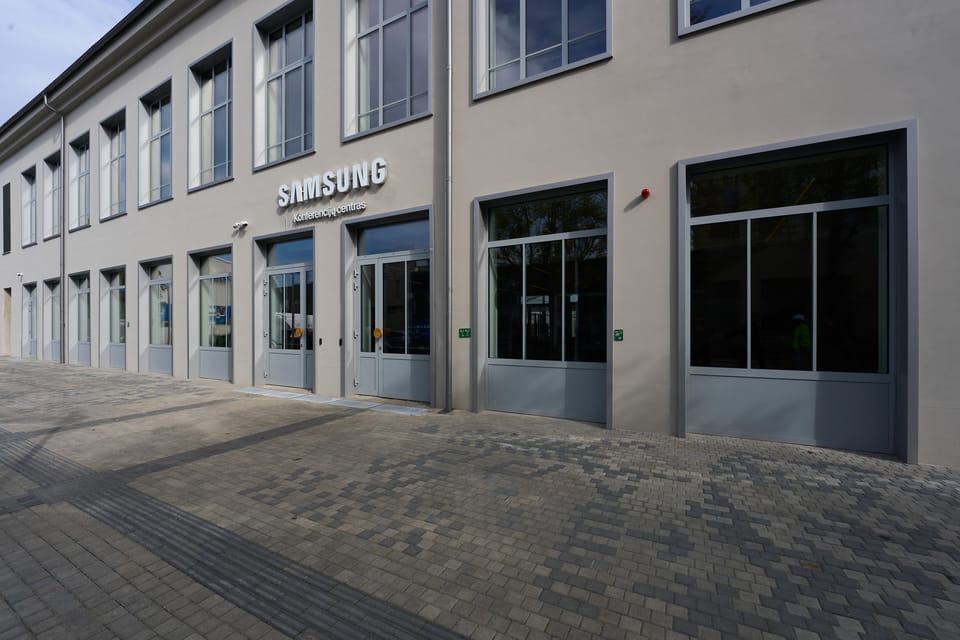 Paradinis konferencijų centro įėjimas su „Samsung“ iškaba