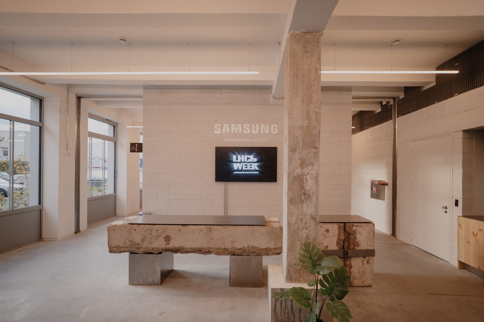 Registratūra prie „Samsung“ sienos Hole 1A – pirmas sustojimas viduje